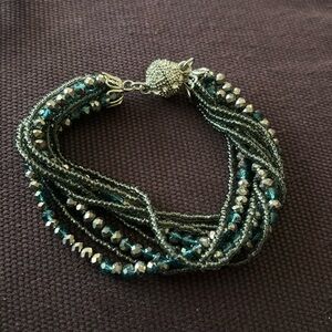 Magnetic closure beaded bracelet
